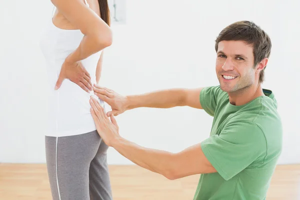 Fisioterapeuta examinando la espalda de la mujer en el consultorio médico — Foto de Stock