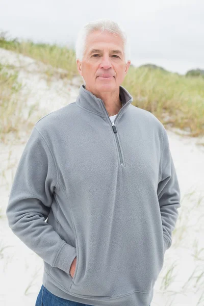Ritratto di un bell'uomo anziano in spiaggia — Foto Stock