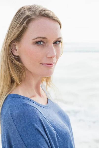 Close-up portrait of a casual woman at beach — Stock Photo, Image