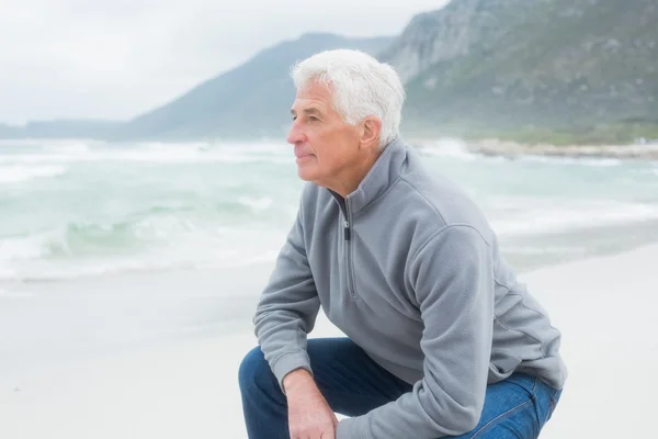 Vista lateral de um homem idoso relaxando na praia — Fotografia de Stock