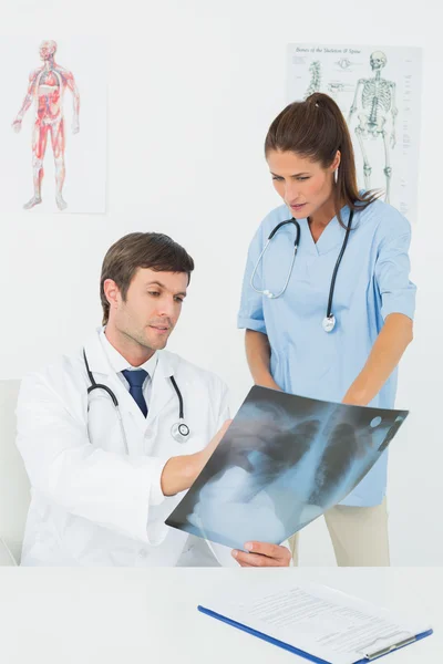 Médicos examinando rayos X en consultorio médico — Foto de Stock