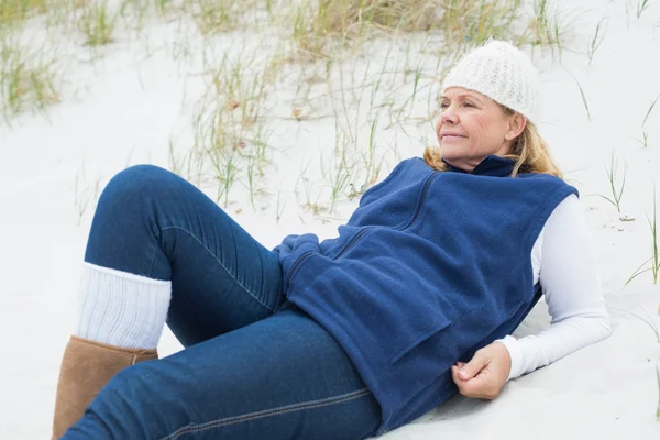 Relaxado contemplativa mulher idosa na praia — Fotografia de Stock