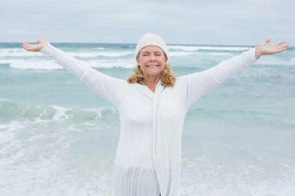 Senior woman with arms outstretched at beach — Stock Photo, Image