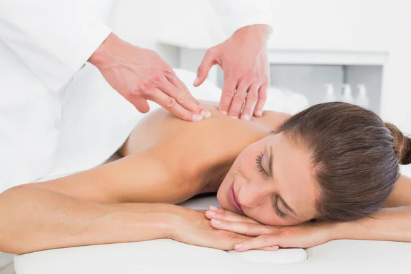 Fisioterapista maschile massaggiare la schiena della donna — Foto Stock