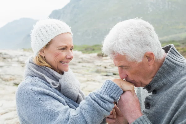 Uomo anziano baciare la mano di donna felice — Foto Stock
