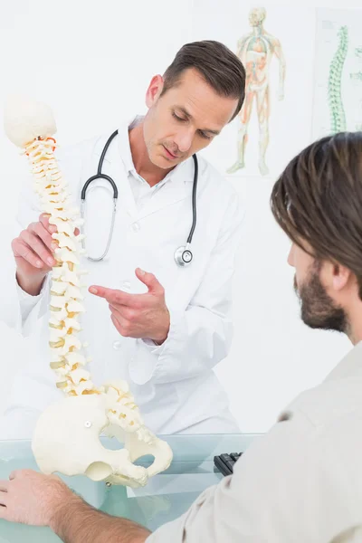 Male doctor explaining the spine to a patient — Stock Photo, Image