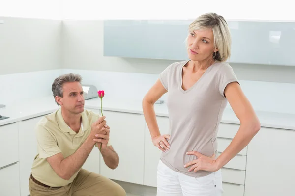 Uomo che fa una proposta alla donna in cucina — Foto Stock