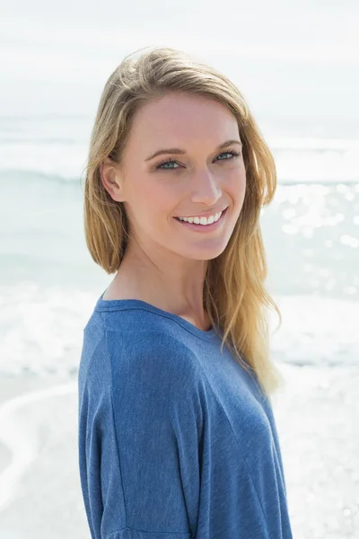 Portrait of a smiling casual woman at beach — Stock Photo, Image