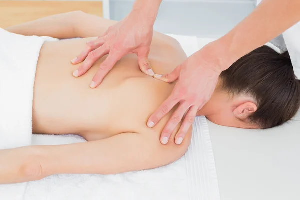 Fisioterapeuta massageando as costas da mulher — Fotografia de Stock