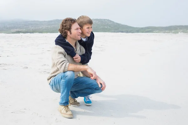 Mid sectie van een arts uit te leggen van de wervelkolom aan patiënt — Stockfoto