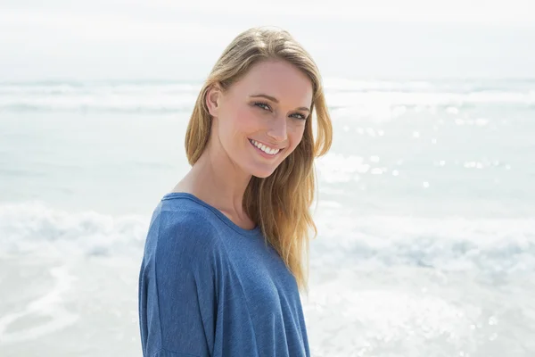 Portret van een lachende casual vrouw op strand — Stockfoto