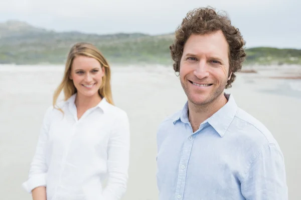 Sorridente casuale giovane coppia in spiaggia — Foto Stock