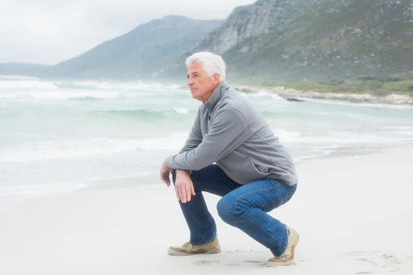Vue latérale d'un homme âgé se relaxant à la plage — Photo