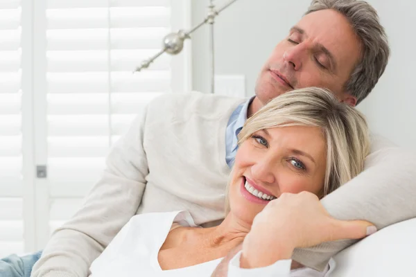 Primer plano de una feliz pareja amorosa en casa — Foto de Stock