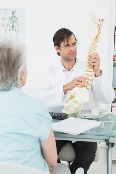 Medico maschile che spiega la colonna vertebrale a un paziente — Foto Stock