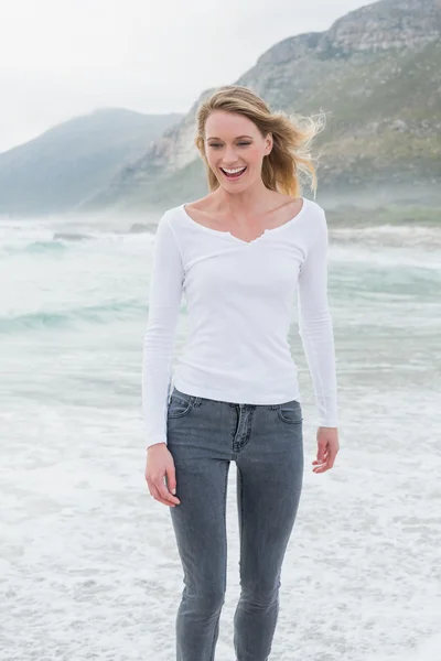 Retrato de una hermosa mujer casual en la playa —  Fotos de Stock