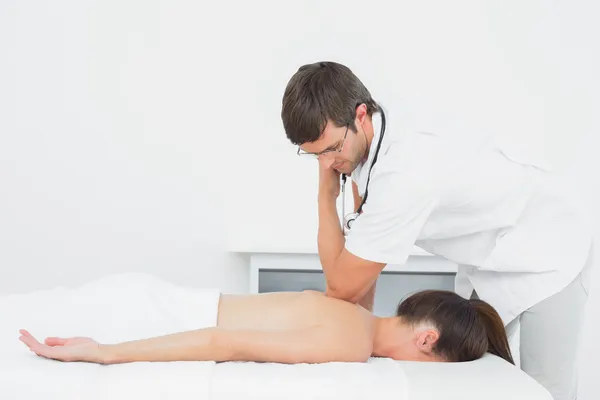 Male physiotherapist massaging woman's back — Stock Photo, Image