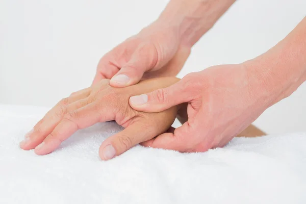 Primer plano de un médico que examina la mano de una paciente femenina — Foto de Stock