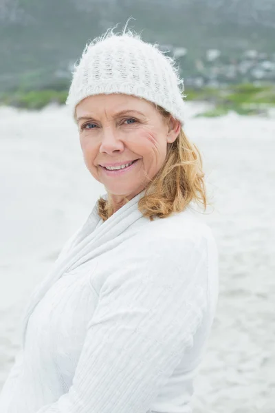 Retrato de una mujer mayor sonriente en la playa — Foto de Stock