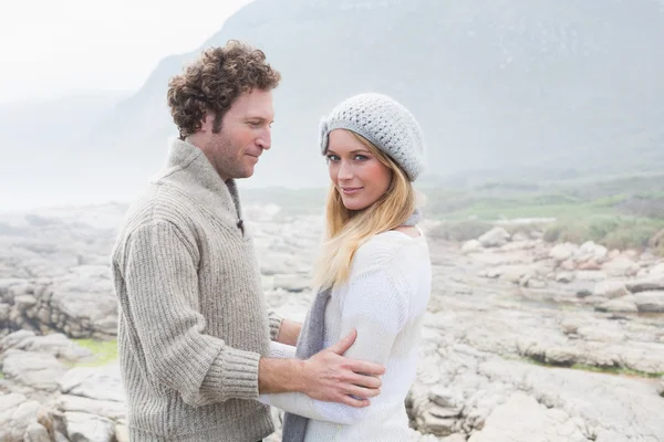 Couple standing together on a rocky landscape — Stock Photo, Image