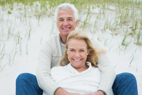 Romantische senior koppel ontspannen op het strand — Stockfoto