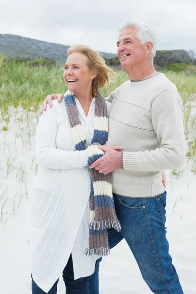 Fröhliches romantisches Seniorenpaar am Strand — Stockfoto