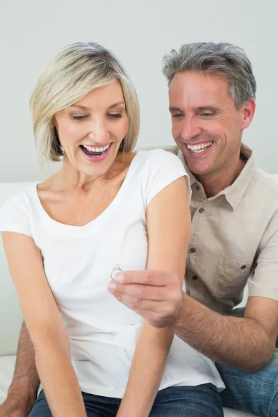 Gelukkig man het aanbieden van een verlovingsring — Stockfoto