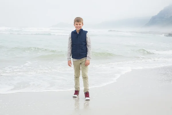 Plaj sevimli gülümseyen bir çocuğun tam uzunlukta — Stok fotoğraf