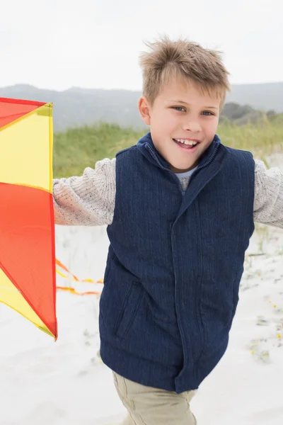 Portret van vrolijke jongen met kite Beach — Stockfoto