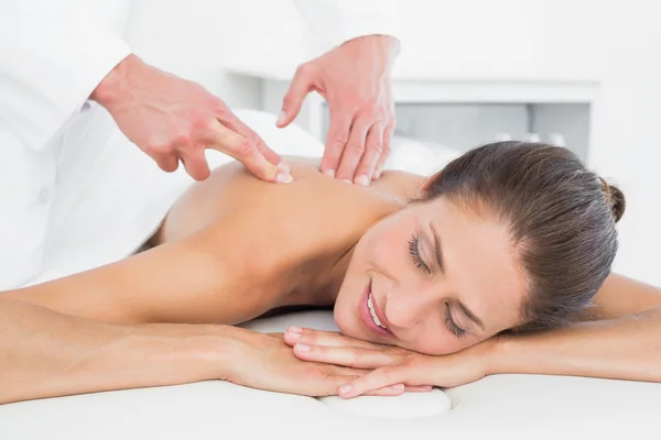 Fisioterapeuta do sexo masculino massageando as costas da mulher — Fotografia de Stock
