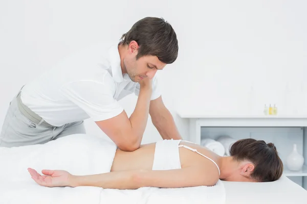 Male physiotherapist massaging woman's back — Stock Photo, Image