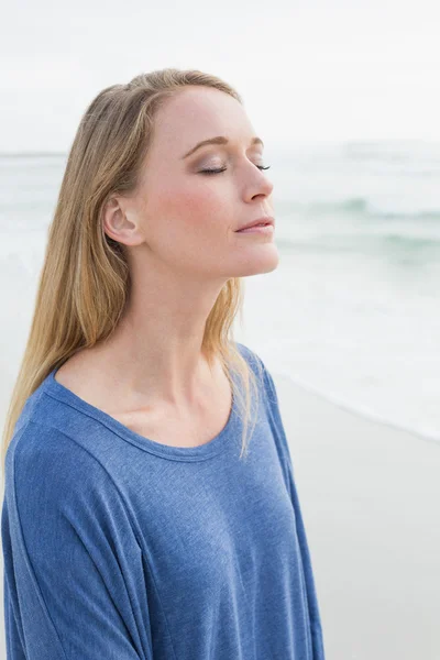 Femme décontractée avec les yeux fermés à la plage — Photo