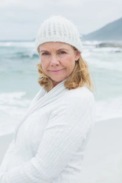 Retrato de una mujer mayor casual en la playa — Foto de Stock