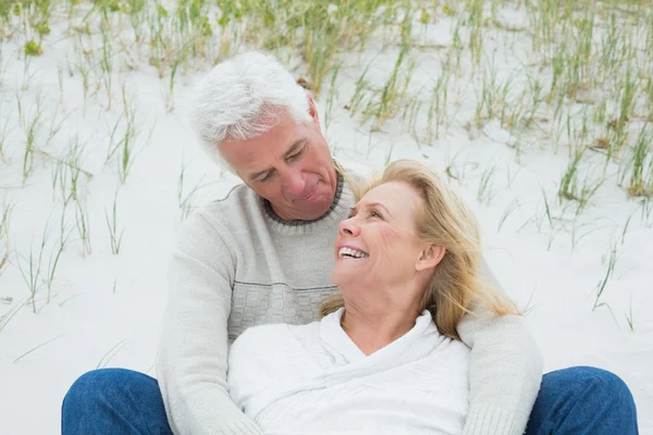 Romantica coppia di anziani relax in spiaggia — Foto Stock