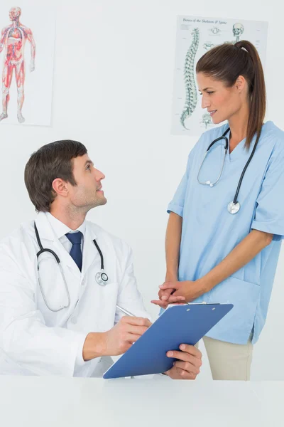 Lekarze omawiania sprawozdania w gabinecie lekarskim — Zdjęcie stockowe