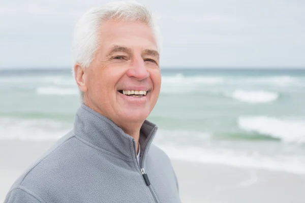 Close-up of a smiling casual senior man at beach — Stock Photo, Image
