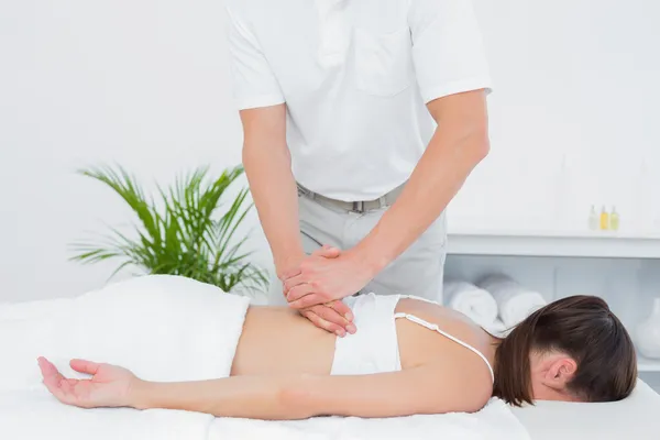 Male physiotherapist massaging woman's back — Stock Photo, Image