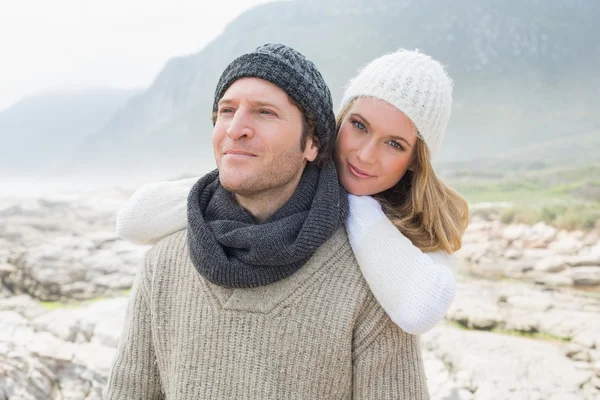 Romantic young couple together on a rocky landscape — Stock Photo, Image