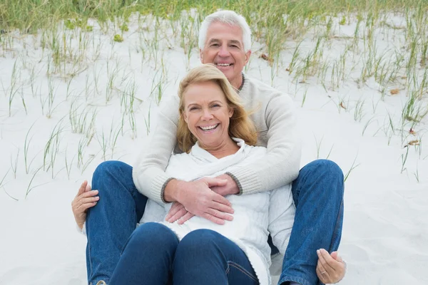 在海滩放松的浪漫年长夫妇 — 图库照片