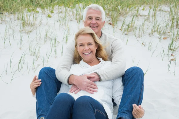 Pareja mayor romántica relajándose en la playa — Foto de Stock