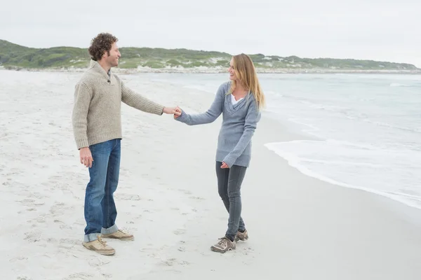 Sidovy av ett par hålla händerna på stranden — Stockfoto