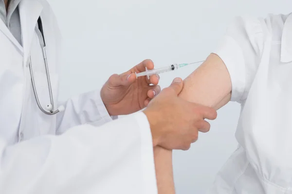 Närbild av händerna injicera kvinnliga patientens arm — Stockfoto