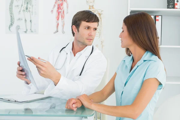 Médico varón explicando radiografía pulmonar al paciente femenino — Foto de Stock