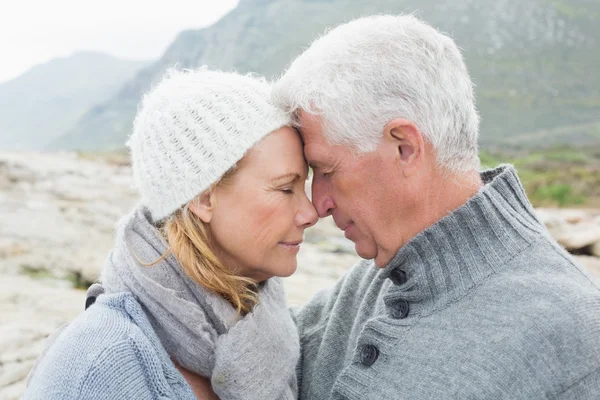 Närbild Sidovy av en romantisk äldre par — Stockfoto