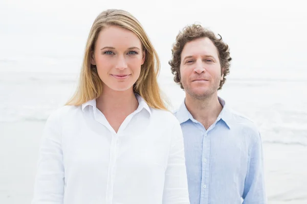 Portret van een glimlachende casual paar op strand — Stockfoto