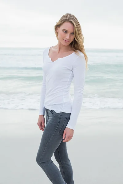 Portret van een mooie casual vrouw op strand — Stockfoto