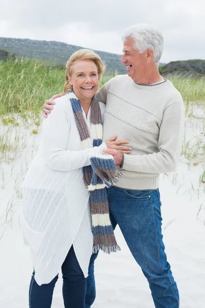 Cheerful romantic senior couple at beach — Stock Photo, Image