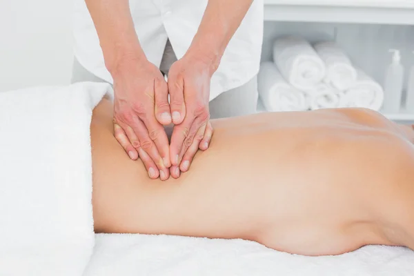 Close-up de um fisioterapeuta massageando as costas da mulher — Fotografia de Stock