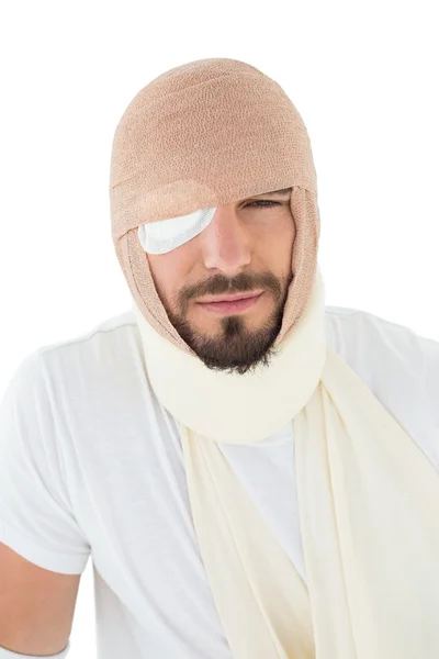 Portrait en gros plan d'un homme avec la tête attachée dans un bandage — Photo