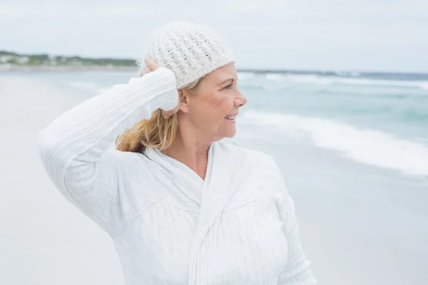 Mujer mayor mirando hacia la playa — Foto de Stock